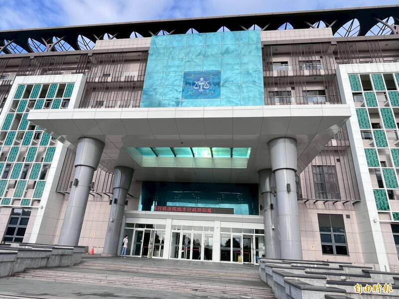 一对翁姓姊妹好心替弟代缴遗产税却「肉包子打狗」，透过诉讼，新竹地院判处翁男必须偿还、支付相关利息，还得负担诉讼费用。（记者黄美珠摄）