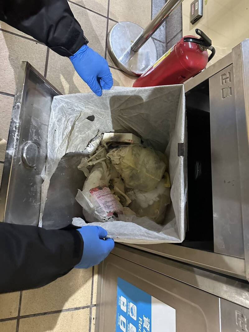 少年进入顶溪捷运站后，疑似将点燃的卫生纸丢进站内的垃圾桶，造成桶内垃圾起火闷烧。（记者郑景议翻摄）