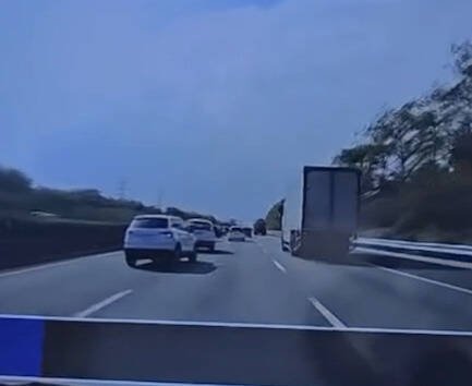 事故发生前，都被后方用路人行车监视器拍到，车主庆幸保持距离，惊险躲过车祸。（民众提供）