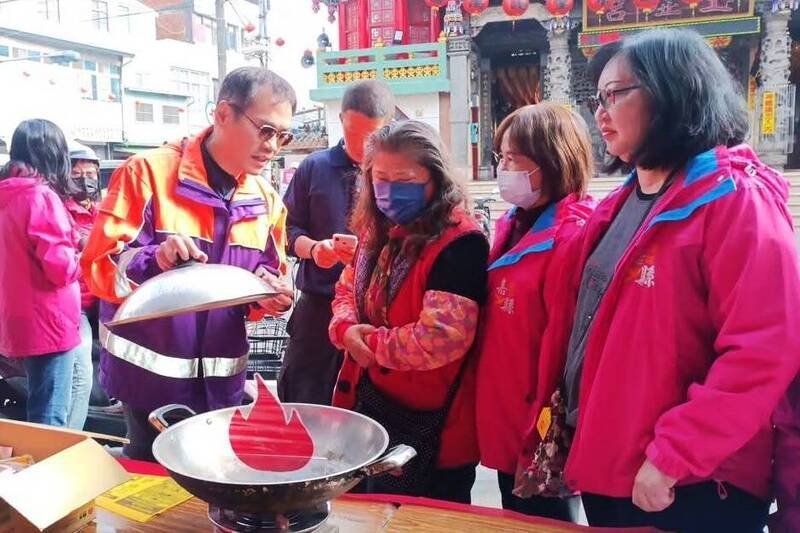 嘉义县消防局人员宣导炉火安全。（民众提供）