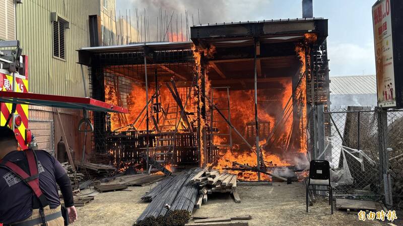 东山日照中心工地起火，火势猛烈。（记者杨金城摄）