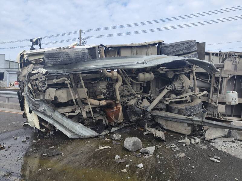 双园大桥昨天发生砂石车翻覆意外。（警方提供）