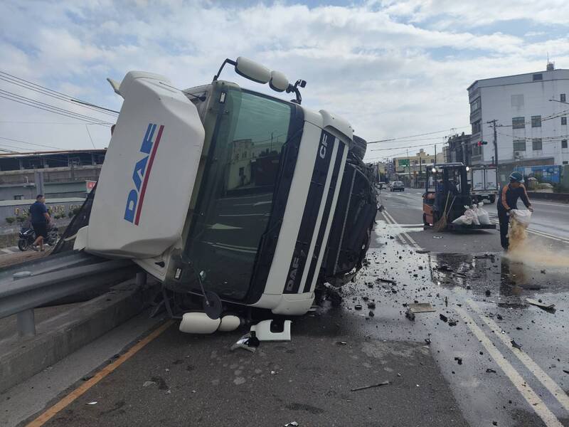 双园大桥昨天发生砂石车翻覆意外。（警方提供）