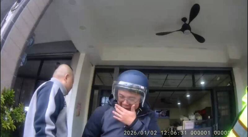 侦查佐休假买午餐，见店家起火，抡起灭火器扑灭火势。（大湖警方提供）