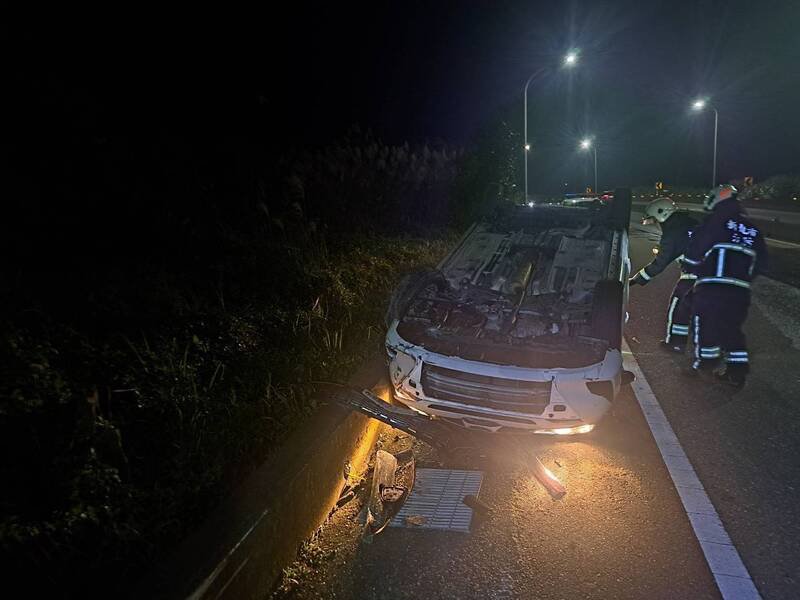 蔡姓男子昨晚开车行经台2线51.3公里万里路一处弯道时，失控撞及中央分隔岛，整辆车翻过分隔岛，驶入对向车道路旁，4轮朝天，蔡男自行脱困，仅右手指头受伤。（记者林嘉东翻摄）