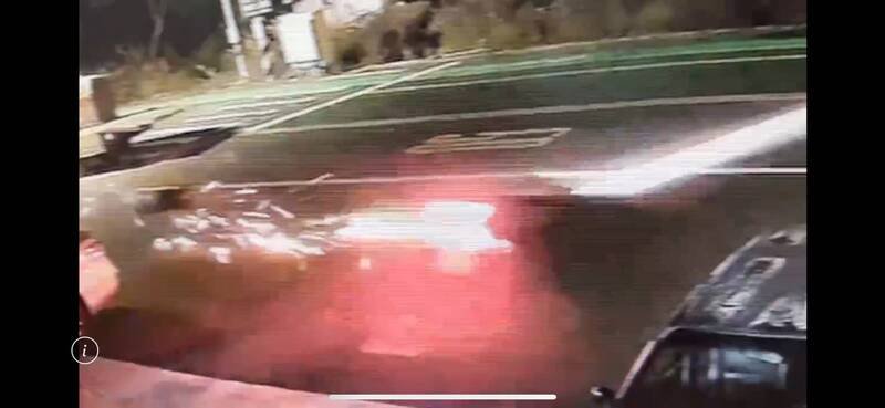 云林二仑发生机车与小货车事故，因撞击猛烈，机车倒地滑行磨出火花。（民众提供）