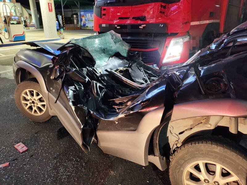 南回公路台东大武发生3车连环车祸，1辆轿车被大货车撞成V字型，驾驶伤重送医不治。（记者黄明堂翻摄）