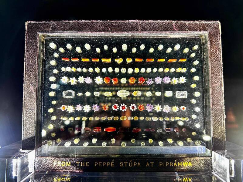 流落海外上百年的佛教圣物「比普罗瓦宝石」3日首度在印度新德里展出。图为去年5月香港苏富比拍卖行展出这批原定要拍卖的古代宝石。（法新社档案照）