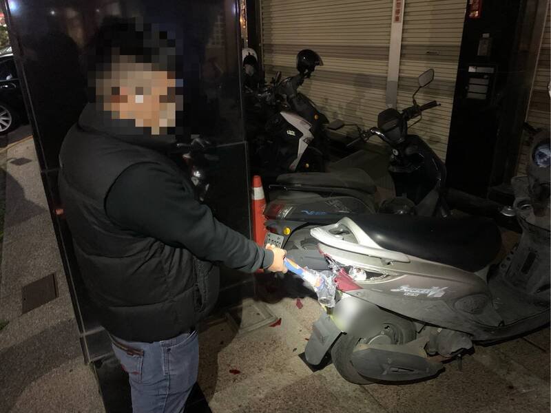 林男持铁锤砸机车被法办。（读者提供）