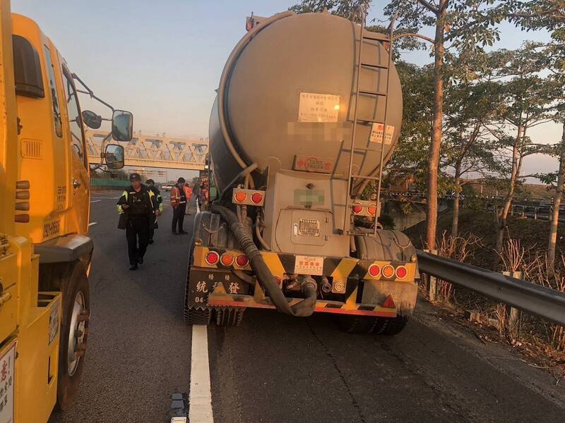 国道四号发生混凝土搅拌车及小货车车祸。（民众提供）