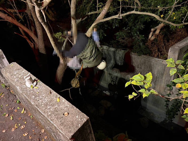 彰化大村乡有女机车骑士疑被撞击弹飞，坠沟渠卡在树干上。（民众提供）