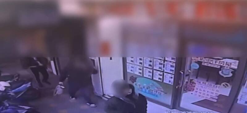 陈姓男子与周女、曾姓男子下车前往林男住处，被林男住处附近监视器拍到，基隆市警二分局晚间循线逮到陈姓男子等3人，全案朝杀人未遂罪侦办。（记者林嘉东翻摄）