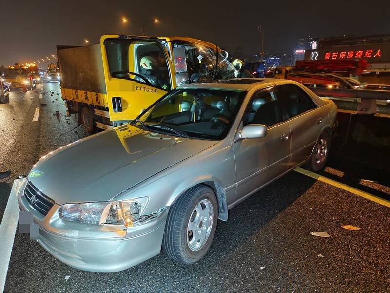 小货车驾驶没注意前方堵车，狠撞前车一度阻断交通。（记者徐圣伦翻摄）