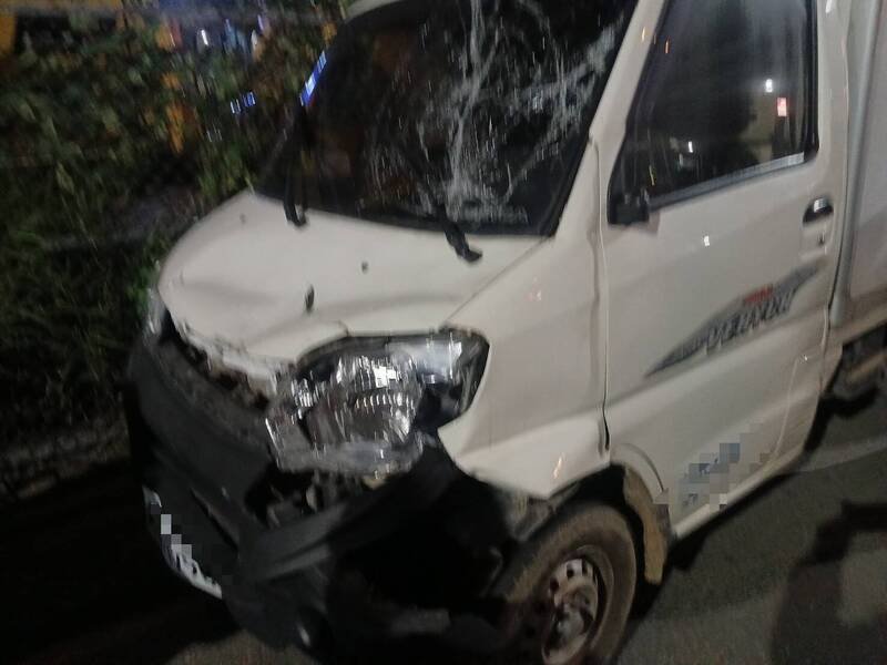 小货车挡风玻璃被撞得稀烂，撞击力道可见一斑。（记者徐圣伦翻摄）