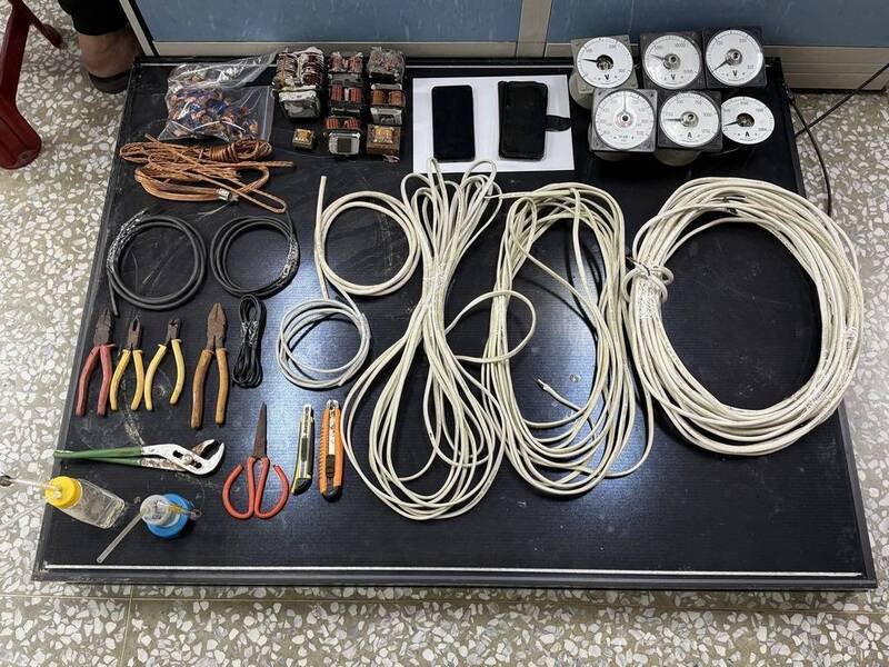 高屏电缆窃盗团 连太阳能板（底下黑色的板子）都不放过。（警方提供）