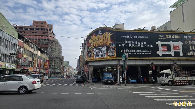 位于台南蛋黄区、占地百坪的三角窗，就是这次警方搜索的小钢珠店。（记者王捷摄）