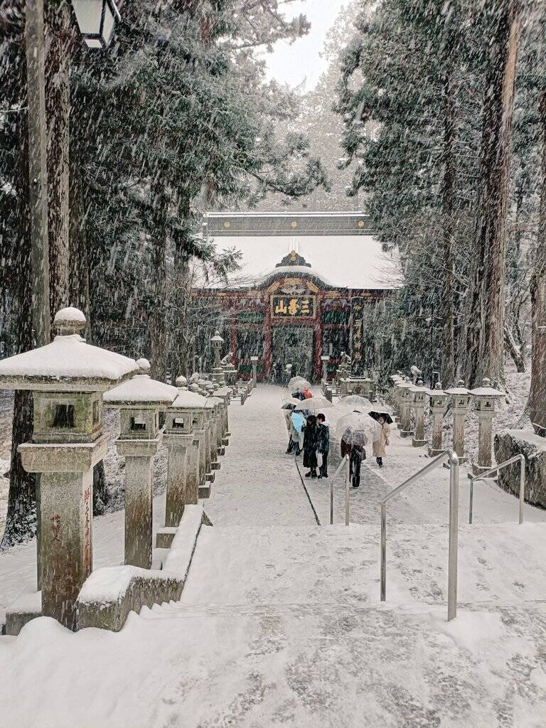 三峰神社有大量积雪。（图撷自「@MrMacgyver2」X帐号）
