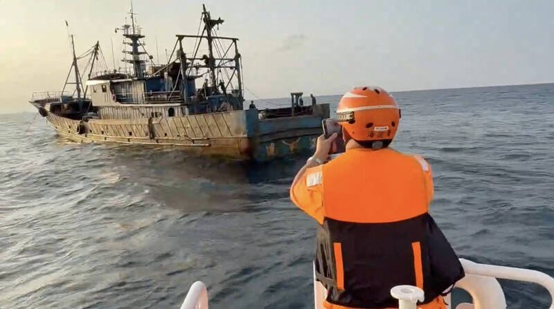 去年10月间，中国籍「闽连渔60138」号渔船毁损台马第二海缆，海巡署据报拦检，将船长吴用春带回侦办。（记者邱俊福翻摄）