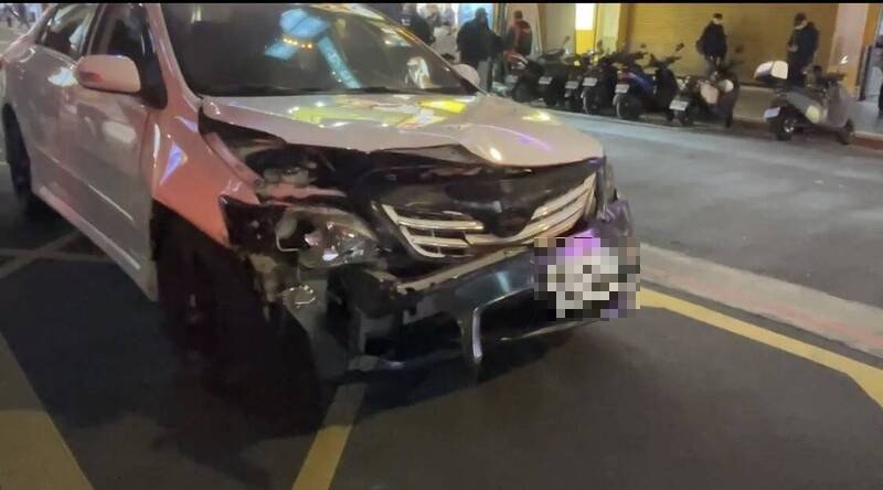 白车暴冲撞翻机车，车头严重受损。（记者刘庆侯翻摄）