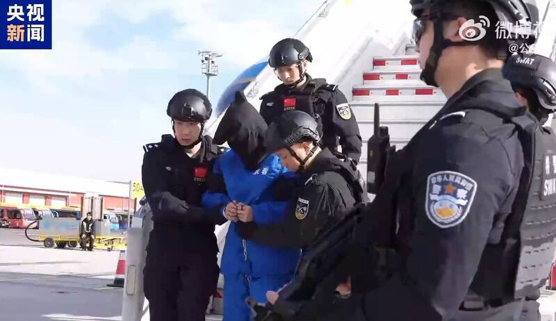 涉及诈骗和洗钱活动的太子集团（Prince Group）创办人兼董事长陈志，已被遣送回中国。（取自央视）