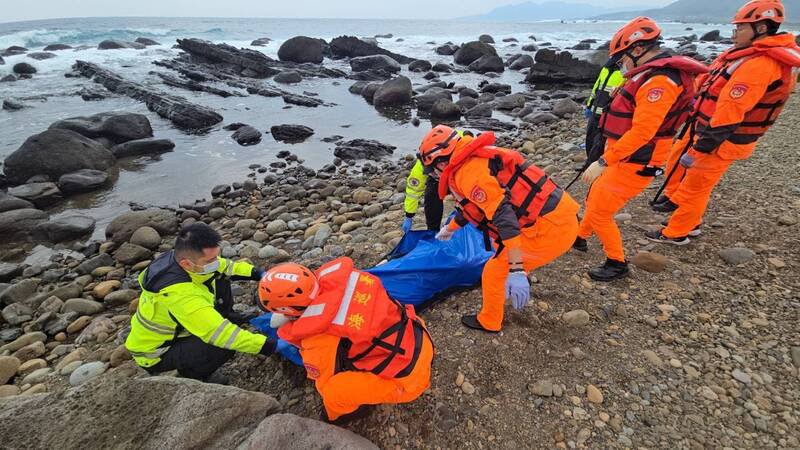 台2线90公里新北市贡寮区礁石岸边漂进1具男性浮尸。新北市瑞芳警分局警方通知阳的亲属前来指认，确认该具遗体就是失联6日的阳男；警方将报请检察官相验厘清死因。（记者林嘉东翻摄）