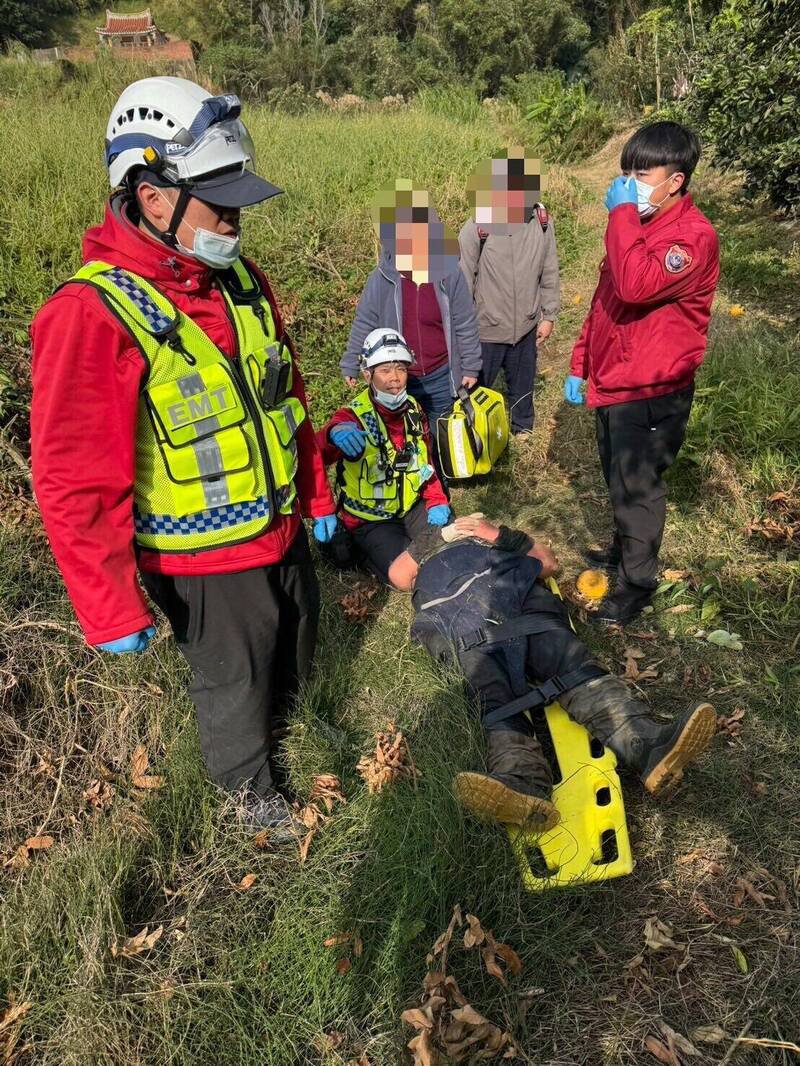 61岁胡男身上20多处螫伤，有过敏反应，意识不清，呼吸困难，送医急救。（图由消防提供）