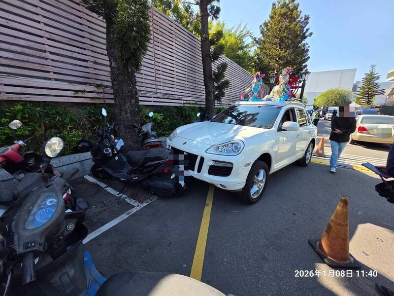 佛祖车撞上6辆机车。（民众提供）