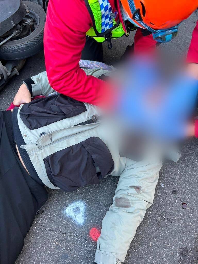 竹南镇永贞路和五谷街口车祸，阿公载孙上学与28岁男撞上。（民众提供）