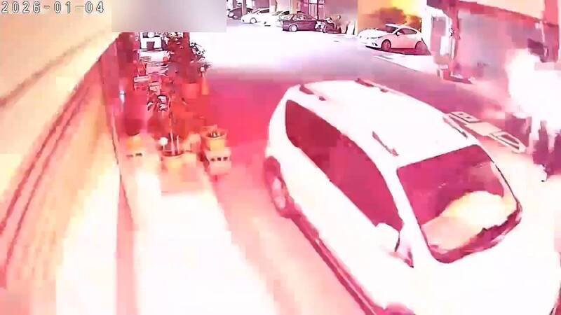 台南市陈姓男子疑似幻听、称不满邻居噪音，吵了近1个月，直到本月4日放烟火吓邻居，遭强制送医，并依法侦办。（民众提供）