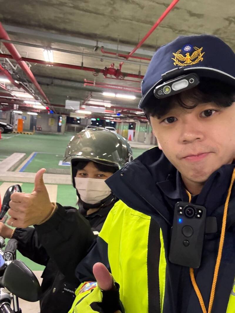 黄女（左）感谢警员魏文彦成为最坚强后盾。（读者提供）