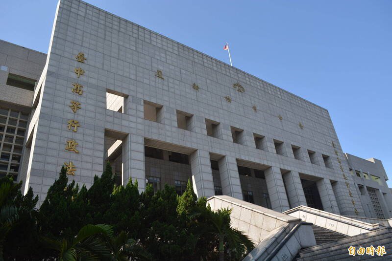 程男在国道遭检举未礼让救护车，被罚3600元罚锾，还吊销驾照，不服提起行政诉讼，法官勘验影片，认定当时右侧车道有车辆无法变换车道，判决原处分撤销。（记者陈建志摄）