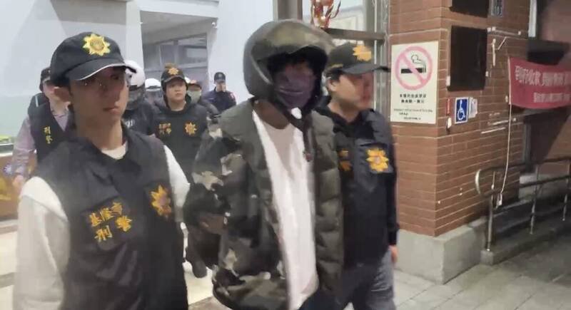 基隆市警二分局侦办和平岛林姓男子遭人持刀砍伤案，于案发9小时后，逮到周女、曾男与陈男等3人刚吃完面，从中船路某面店走出，当场逮捕周女等3人。检察官复讯后声押3人禁见获准。（记者林嘉东翻摄）