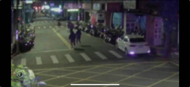 新北市板桥去年1月间传出追砍纠纷，警方到场见方男倒地，过滤监视器赫见众人追砍方一人，经厘清为感清纠纷酿祸，随即逮获主嫌等3人到案。（记者吴仁捷翻摄）