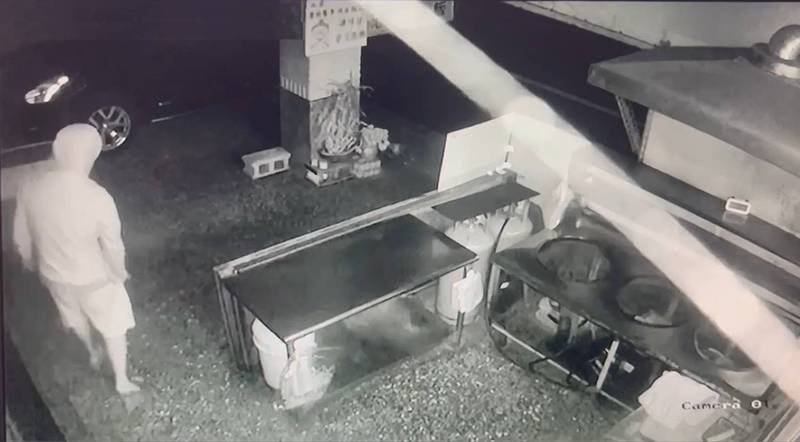 女警租屋处监视器，拍到洪员潜入画面。（资料照）