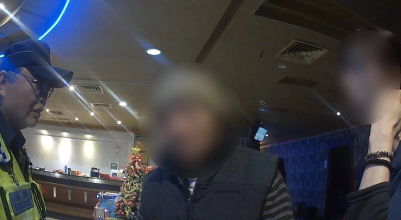 黄男呆站过去常光顾的KTV柜台前。（民众提供）