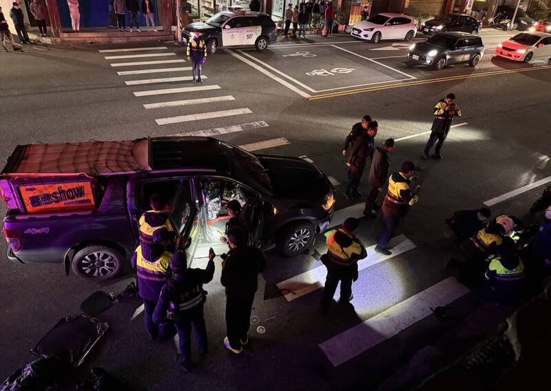 翁男持双刀恐吓路过车辆，且车内还藏有毒品，被警方鸣枪逮捕。（民众提供）