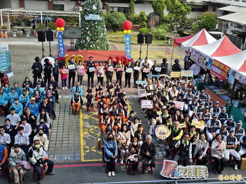 屏东县启动「警勤区、校区、社区」三区共构防诈防暴行动，地方热情参与。（记者叶永骞摄）