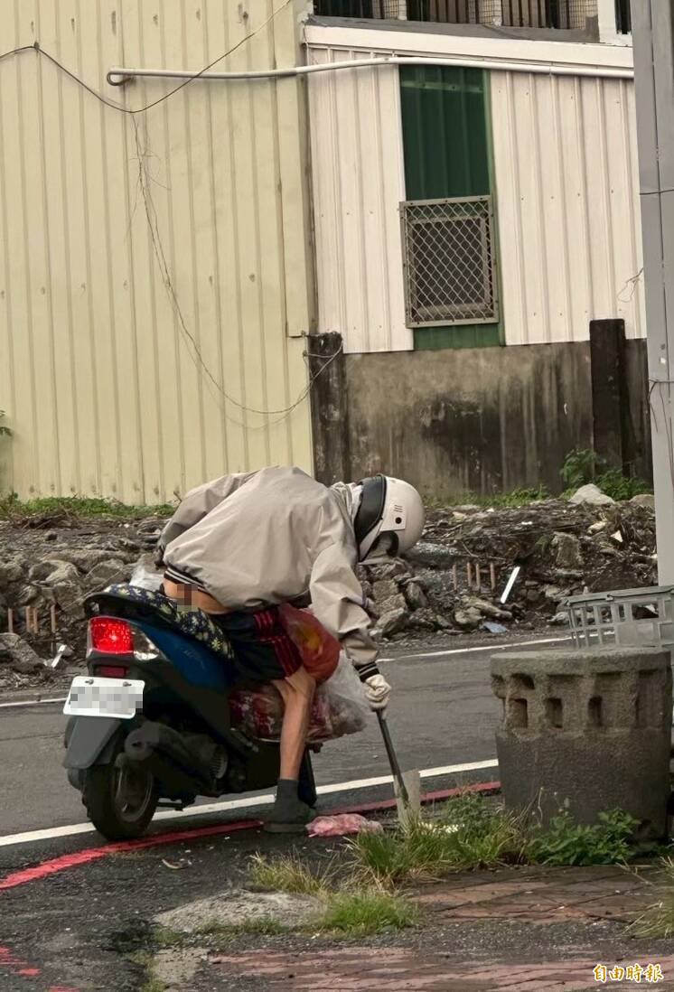 潮州惊现尾随垃圾车的露屁男。（记者陈彦廷摄）