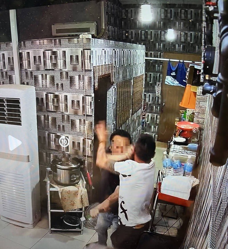 2024年的除夕夜，绰号麻糬的郑姓男子（白衣者）与当时在台南东区生产路经营海产店的老板周元良（面对镜头者）在店内爆发肢体冲突，周男涉持刀刺死郑男。（资料照，民众提供）