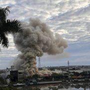 宜兰冬山乡汽修厂大火 浓烟密布直冲天际