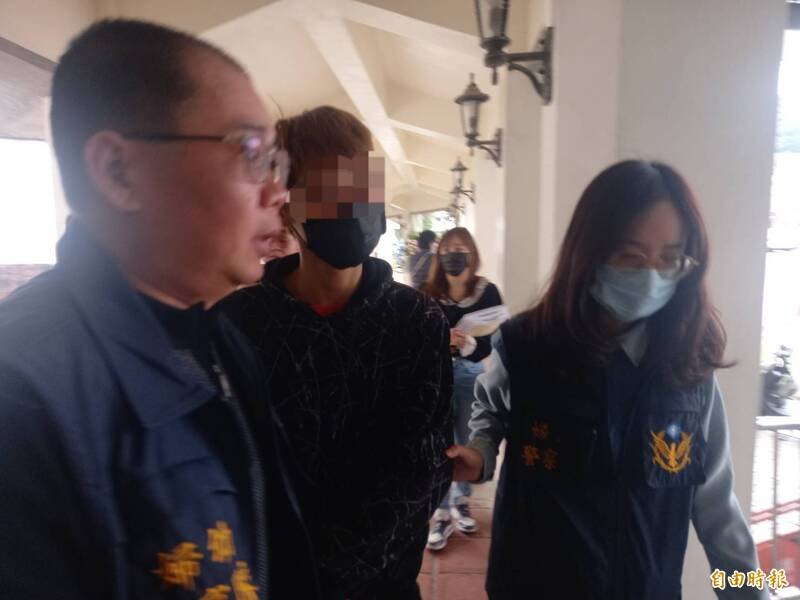 宜兰市吴男（中，戴黑色口罩者）凌虐3个月大亲生儿致死，被判处有期徒刑11年。（资料照）