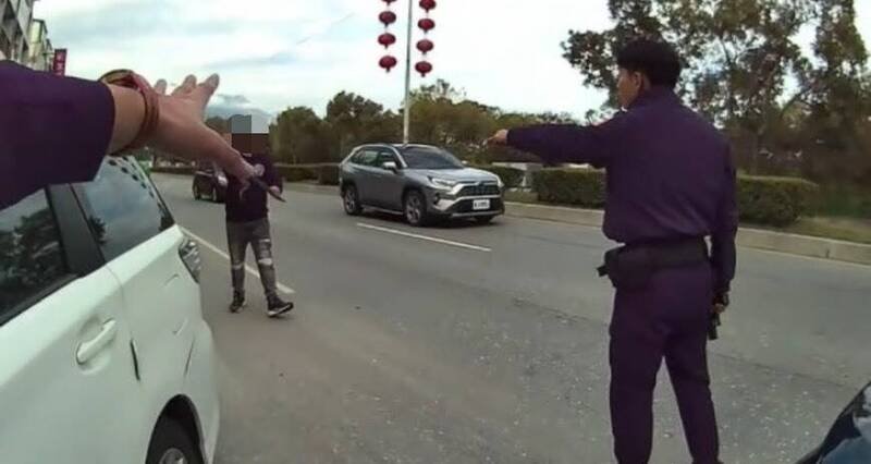 花莲葛姓男子偷开母亲的轿车，警方到场围捕还持刀挥舞遭逮捕。（警方提供）