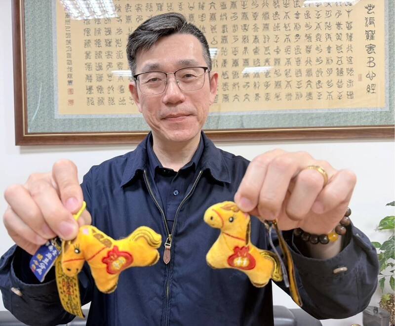 麻豆警分局结合辖内信仰中心「海埔池王府」，推出充满手作温度且极具收藏价值的「王爷马符令平安吊饰」。（图由警方提供）