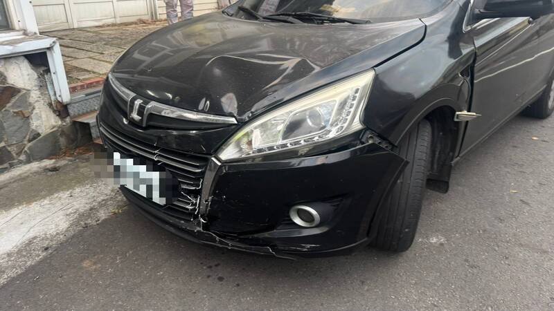 童姓男子驾驶的轿车，因追撞前车，车头毁损。（图由警方提供）