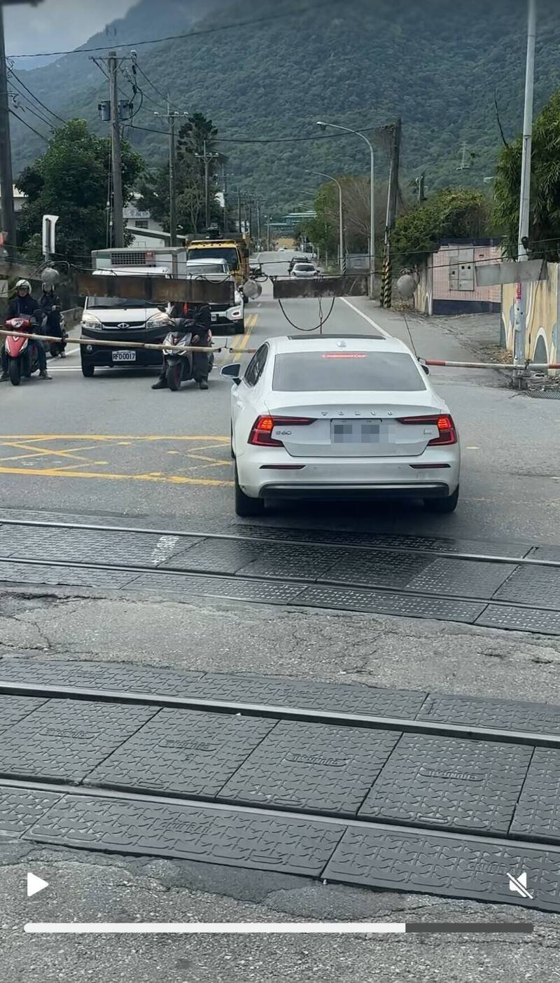 有网友在社群平台 Threads 发文，看到花莲新城乡北埔平交道有一辆白色汽车卡在北埔平交道上。（民众提供）