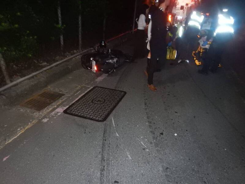 机车被撞倒地，警消到场将机车骑士及乘客2人送医。（民众提供）
