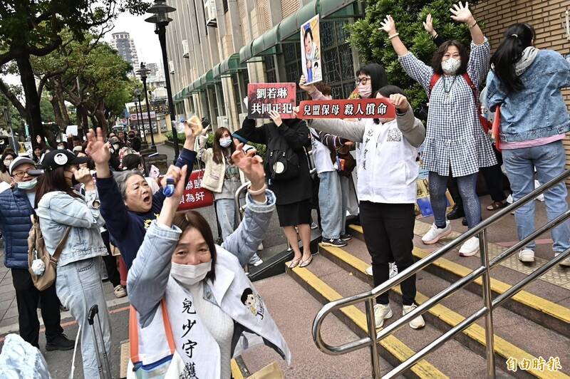 保母姐妹刘彩萱、刘若琳被控虐死剀剀案，台湾高等法院27日二审宣判上诉驳回、维持原判，剀剀战士等民团在外举双手欢呼。（记者涂建荣摄）