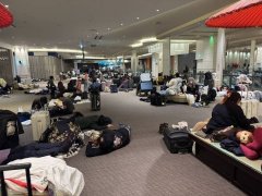 日本新千岁机场2千人因大雪受困过夜 旅客席地而睡