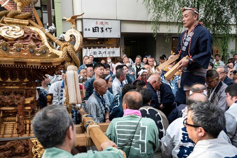 日本「拍子木」也用在祭典活动，特别是指挥神轿。（法神社档案照）