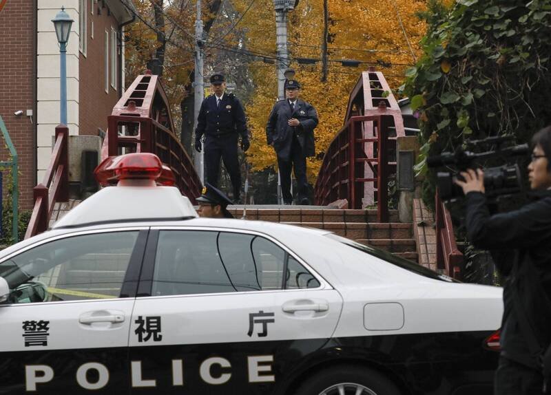 在日本东京荒川区等地经营民宿的中国男性业者、中籍女员工，触犯《住宅宿泊事业法》被送办。东京警视厅警察示意图。（欧新社）